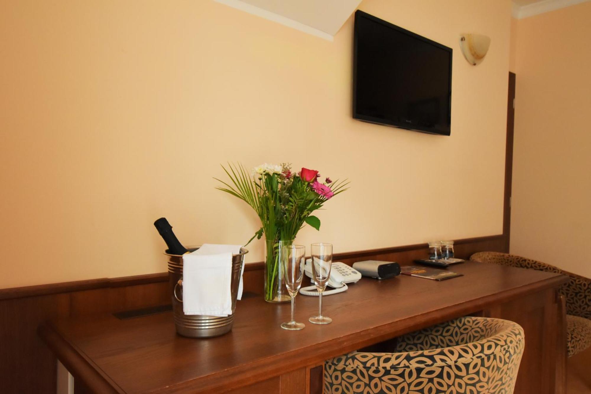 Country Saloon Bela Otel Dış mekan fotoğraf